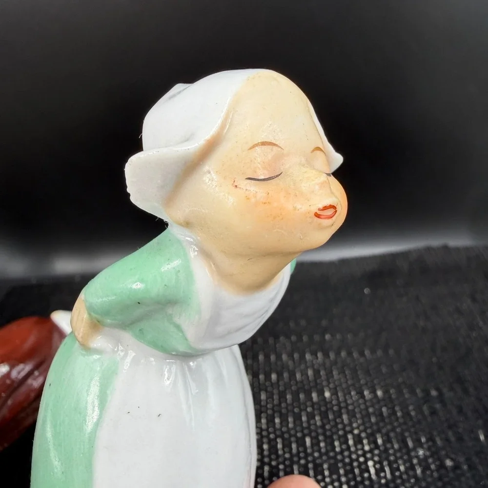 Vintage‎ Dutch Kissing Boy and Girl Figurine set 2 Ceramic Made in Japan Decor